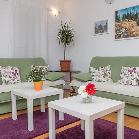 Apartment Ferienwohnung Fuer 6 Personen Ca 135 Qm In Okrug Gornji, Dalmatien Mitteldalmatien *