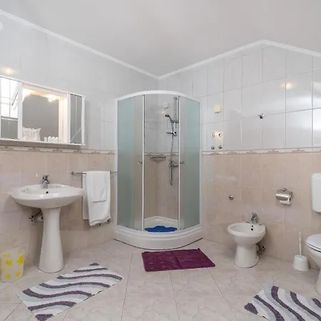 Apartment Ferienwohnung Fuer 6 Personen Ca 135 Qm In Okrug Gornji, Dalmatien Mitteldalmatien
