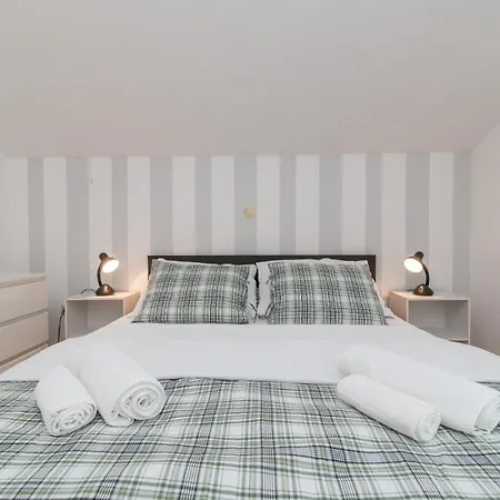 Ferienwohnung Fuer 6 Personen Ca 135 Qm In Okrug Gornji, Dalmatien Mitteldalmatien Apartment *