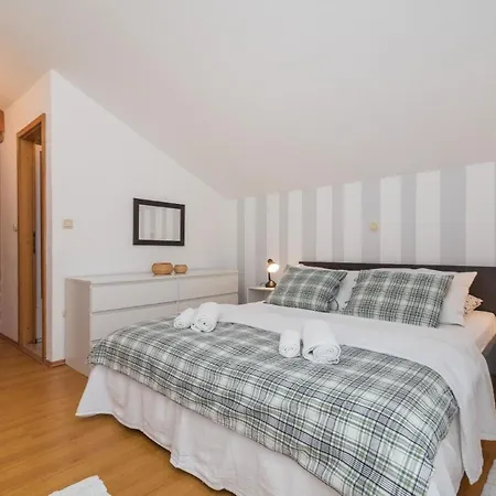 Ferienwohnung Fuer 6 Personen Ca 135 Qm In Okrug Gornji, Dalmatien Mitteldalmatien *